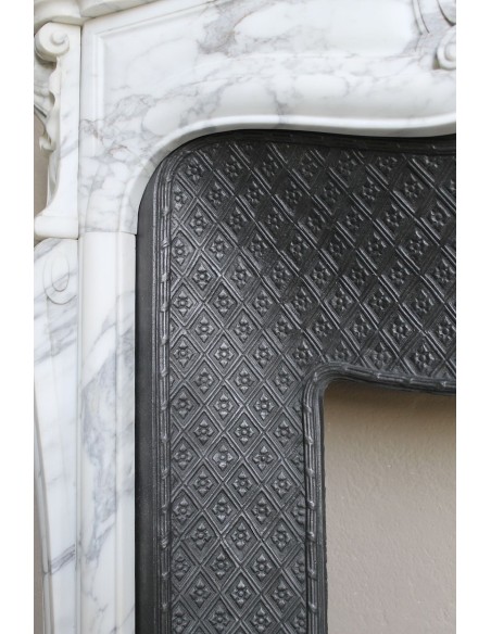 Antique Louis XV “Trois Coquilles” fireplace mantel in veined Arabescato white marble, with a “Tapisserie” cast-iron insert.
