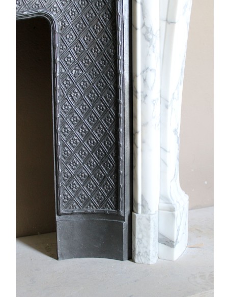 Antique Louis XV “Trois Coquilles” fireplace mantel in veined Arabescato white marble, with a “Tapisserie” cast-iron insert.