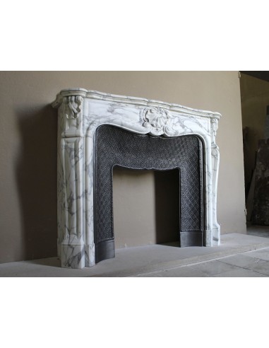 Antique Louis XV “Trois Coquilles” fireplace mantel in veined Arabescato white marble, with a “Tapisserie” cast-iron insert.
