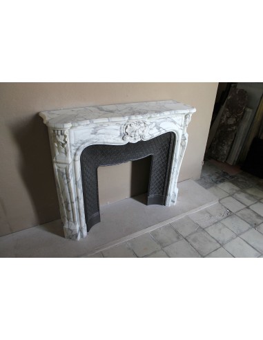 Antique Louis XV “Trois Coquilles” fireplace mantel in veined Arabescato white marble, with a “Tapisserie” cast-iron insert.