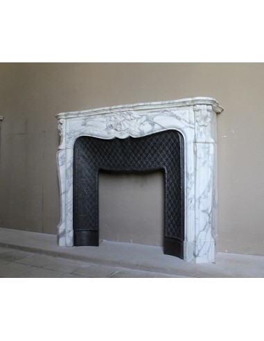 Antique Louis XV “Trois Coquilles” fireplace mantel in veined Arabescato white marble, with a “Tapisserie” cast-iron insert.
