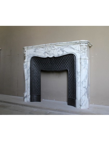 Antique Louis XV “Trois Coquilles” fireplace mantel in veined Arabescato white marble, with a “Tapisserie” cast-iron insert.