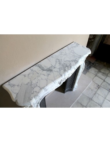 Antique Louis XV “Trois Coquilles” fireplace mantel in veined Arabescato white marble, with a “Tapisserie” cast-iron insert.