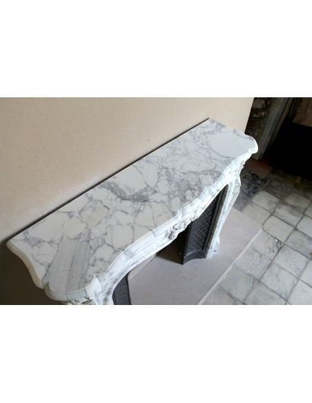 Antique Louis XV “Trois Coquilles” fireplace mantel in veined Arabescato white marble, with a “Tapisserie” cast-iron insert.