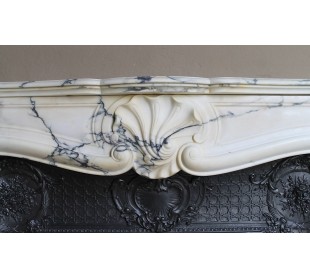 Important antique Louis XV “Coquille Bordelaise” fireplace mantel in rare Pavonazzo marble, with its original cast-iron insert. 2