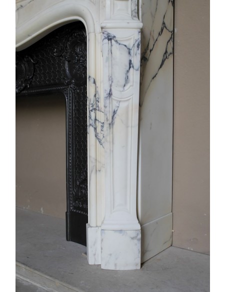 Important antique Louis XV “Coquille Bordelaise” fireplace mantel in rare Pavonazzo marble, with its original cast-iron insert.