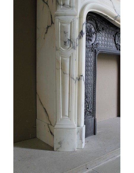 Important antique Louis XV “Coquille Bordelaise” fireplace mantel in rare Pavonazzo marble, with its original cast-iron insert.
