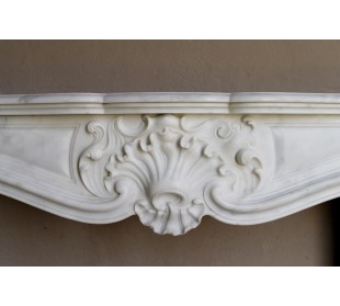 Elegant Baroque “Boucles de Mer” fireplace mantel in Calacatta white marble, distinguished by delicate contrasting veining. 2