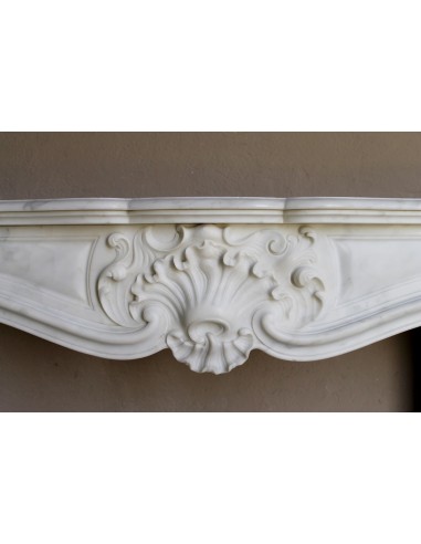 Elegant Baroque “Boucles de Mer” fireplace mantel in Calacatta white marble, distinguished by delicate contrasting veining.