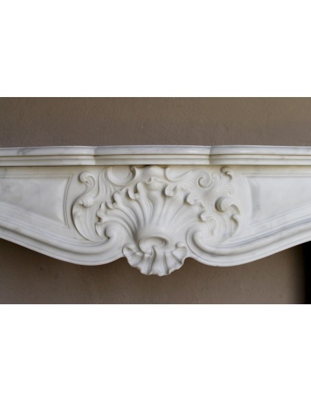 Elegant Baroque “Boucles de Mer” fireplace mantel in Calacatta white marble, distinguished by delicate contrasting veining.
