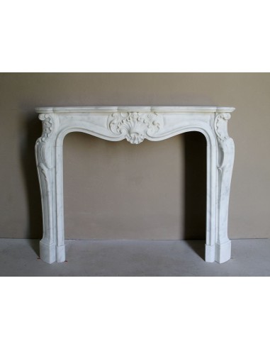 Elegant Baroque “Boucles de Mer” fireplace mantel in Calacatta white marble, distinguished by delicate contrasting veining.