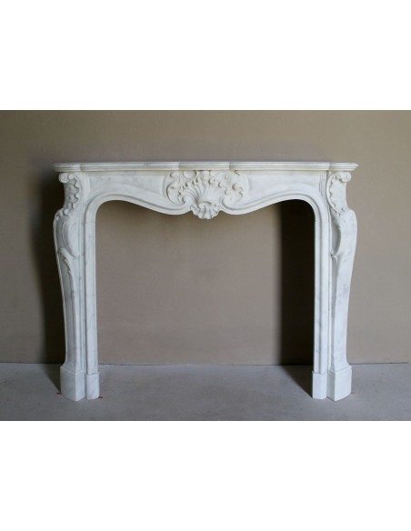 Elegant Baroque “Boucles de Mer” fireplace mantel in Calacatta white marble, distinguished by delicate contrasting veining.