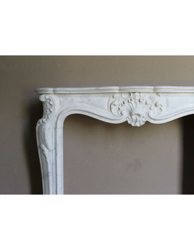 Elegant Baroque “Boucles de Mer” fireplace mantel in Calacatta white marble, distinguished by delicate contrasting veining.