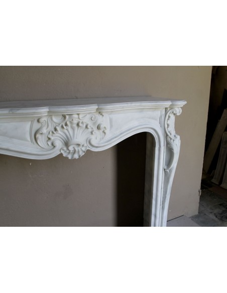 Elegant Baroque “Boucles de Mer” fireplace mantel in Calacatta white marble, distinguished by delicate contrasting veining.