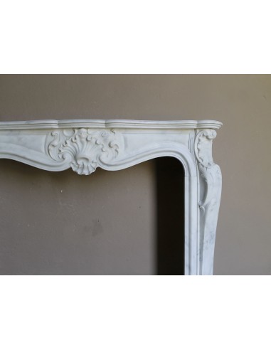 Elegant Baroque “Boucles de Mer” fireplace mantel in Calacatta white marble, distinguished by delicate contrasting veining.
