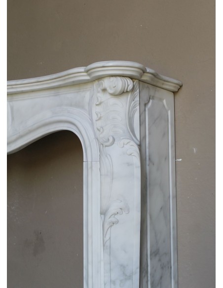Elegant Baroque “Boucles de Mer” fireplace mantel in Calacatta white marble, distinguished by delicate contrasting veining.