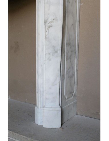 Elegant Baroque “Boucles de Mer” fireplace mantel in Calacatta white marble, distinguished by delicate contrasting veining.