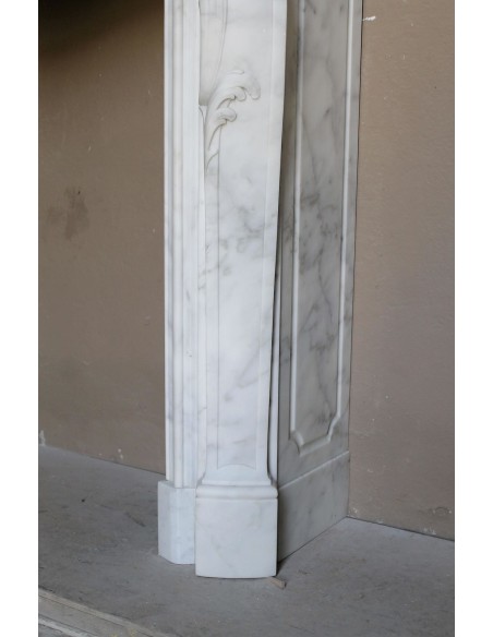 Elegant Baroque “Boucles de Mer” fireplace mantel in Calacatta white marble, distinguished by delicate contrasting veining.