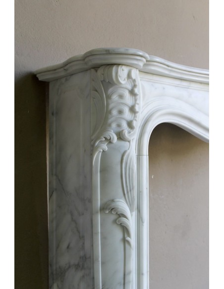 Elegant Baroque “Boucles de Mer” fireplace mantel in Calacatta white marble, distinguished by delicate contrasting veining.