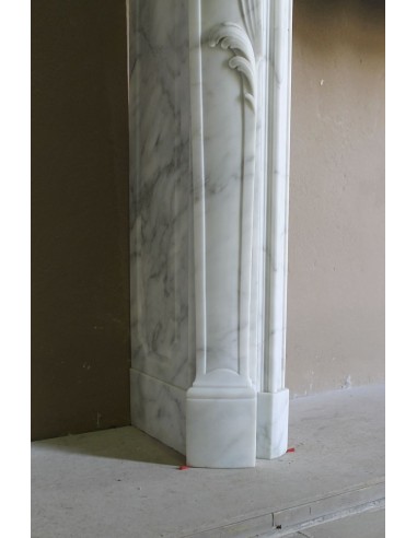 Elegant Baroque “Boucles de Mer” fireplace mantel in Calacatta white marble, distinguished by delicate contrasting veining.