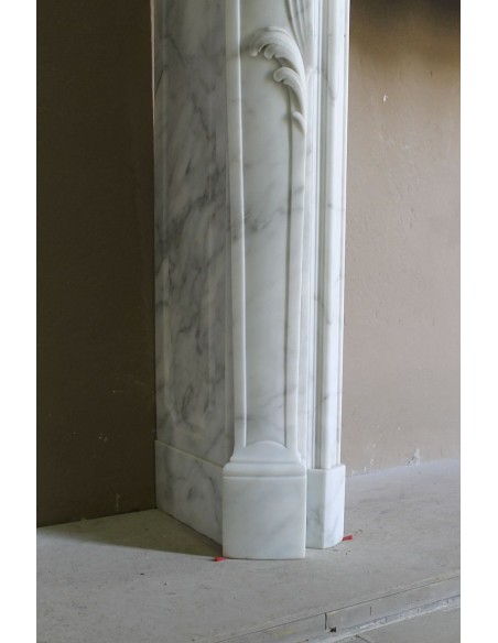 Elegant Baroque “Boucles de Mer” fireplace mantel in Calacatta white marble, distinguished by delicate contrasting veining.