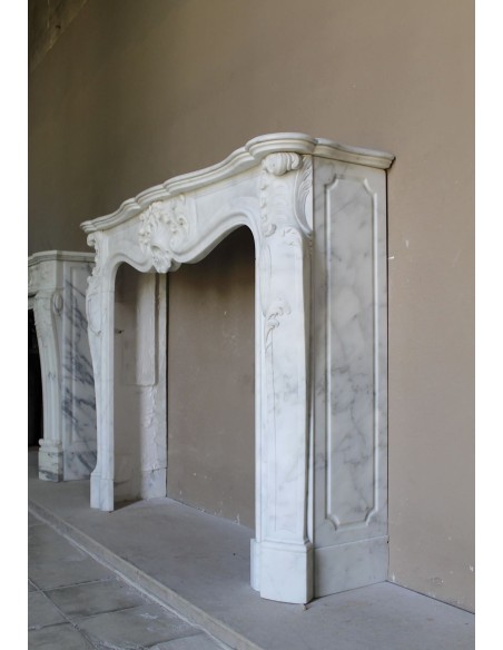 Elegant Baroque “Boucles de Mer” fireplace mantel in Calacatta white marble, distinguished by delicate contrasting veining.