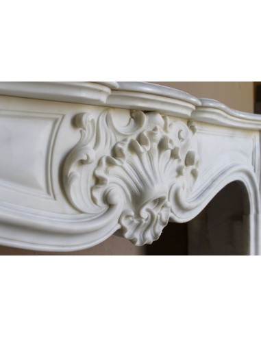 Elegant Baroque “Boucles de Mer” fireplace mantel in Calacatta white marble, distinguished by delicate contrasting veining.