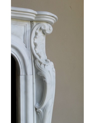 Elegant Baroque “Boucles de Mer” fireplace mantel in Calacatta white marble, distinguished by delicate contrasting veining.