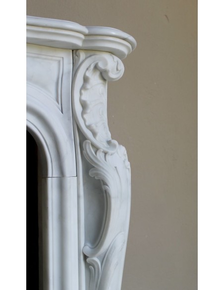 Elegant Baroque “Boucles de Mer” fireplace mantel in Calacatta white marble, distinguished by delicate contrasting veining.