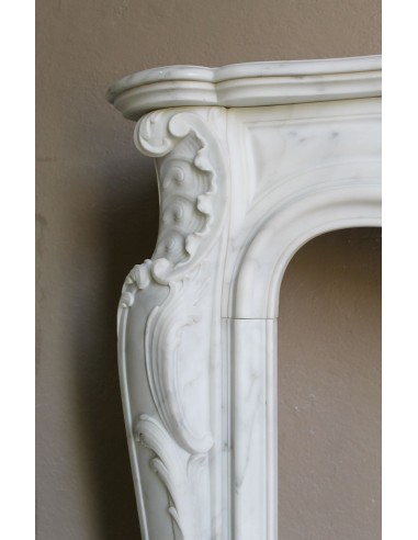 Elegant Baroque “Boucles de Mer” fireplace mantel in Calacatta white marble, distinguished by delicate contrasting veining.