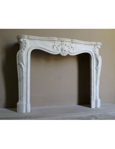 Elegant Baroque “Boucles de Mer” fireplace mantel in Calacatta white marble, distinguished by delicate contrasting veining.