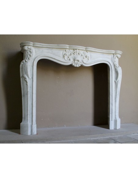 Elegant Baroque “Boucles de Mer” fireplace mantel in Calacatta white marble, distinguished by delicate contrasting veining.