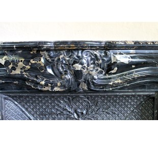 Exceptional Louis XV "Heart" antique fireplace mantel in Black Portoro Gold marble, complete with decorative cast-iron insert. 2