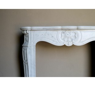 Antique Baroque fireplace mantel in White Carrara marble, with a central shell motif and elegant scrolls on the capitals. 2