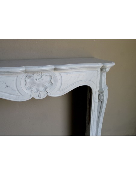 Antique Baroque fireplace mantel in White Carrara marble, with a central shell motif and elegant scrolls on the capitals.