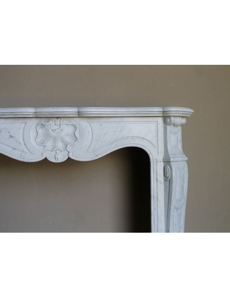Antique Baroque fireplace mantel in White Carrara marble, with a central shell motif and elegant scrolls on the capitals.