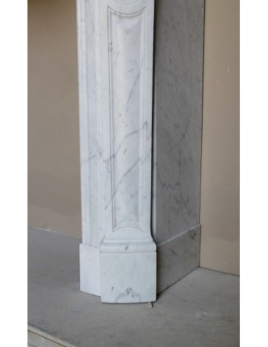 Antique Baroque fireplace mantel in White Carrara marble, with a central shell motif and elegant scrolls on the capitals.