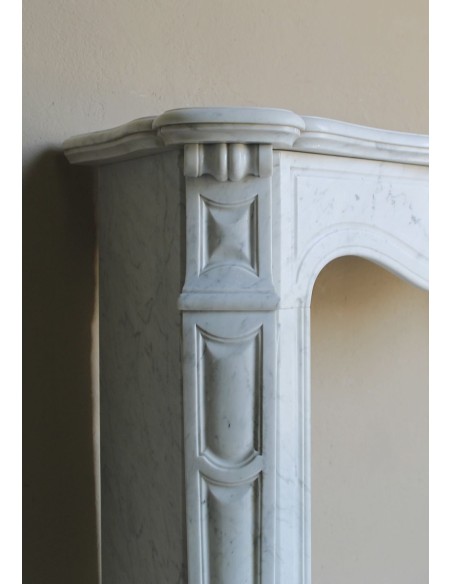 Antique Baroque fireplace mantel in White Carrara marble, with a central shell motif and elegant scrolls on the capitals.