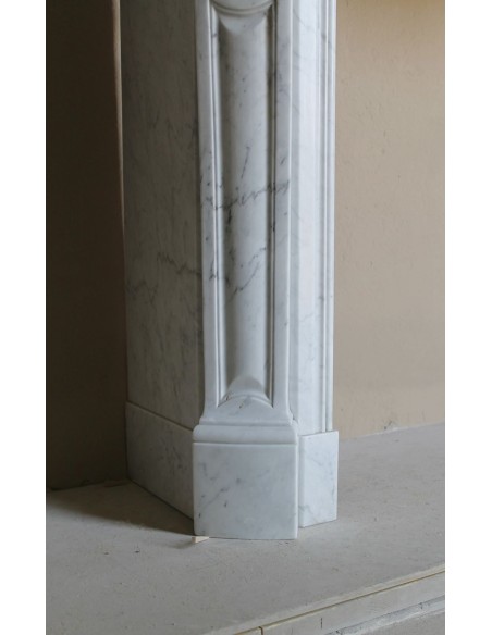 Antique Baroque fireplace mantel in White Carrara marble, with a central shell motif and elegant scrolls on the capitals.