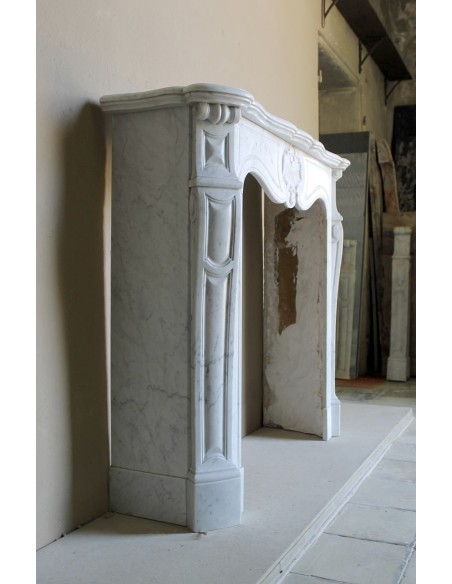 Antique Baroque fireplace mantel in White Carrara marble, with a central shell motif and elegant scrolls on the capitals.