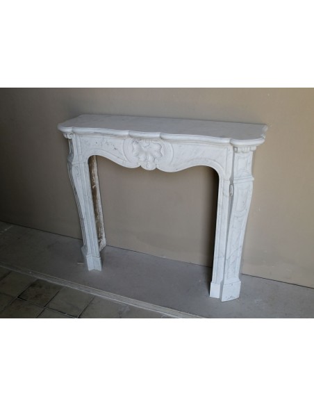 Antique Baroque fireplace mantel in White Carrara marble, with a central shell motif and elegant scrolls on the capitals.