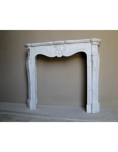 Antique Baroque fireplace mantel in White Carrara marble, with a central shell motif and elegant scrolls on the capitals.