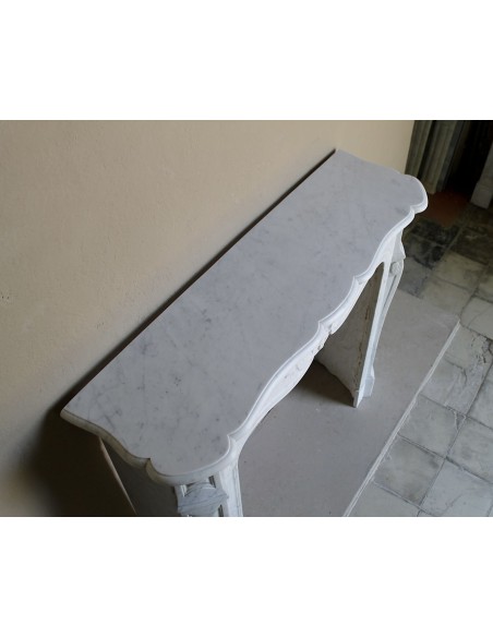 Antique Baroque fireplace mantel in White Carrara marble, with a central shell motif and elegant scrolls on the capitals.