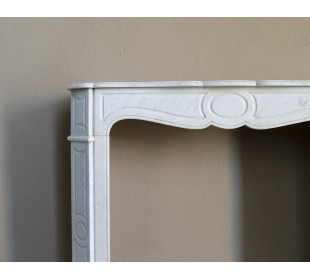 Antique Louis XV "Pompadour Plat" fireplace mantel in White Carrara marble, an iconic example of the classic Parisian style. 2