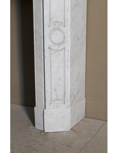 Antique Louis XV "Pompadour Plat" fireplace mantel in White Carrara marble, an iconic example of the classic Parisian style.