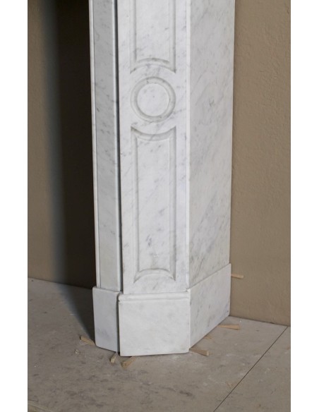 Antique Louis XV "Pompadour Plat" fireplace mantel in White Carrara marble, an iconic example of the classic Parisian style.