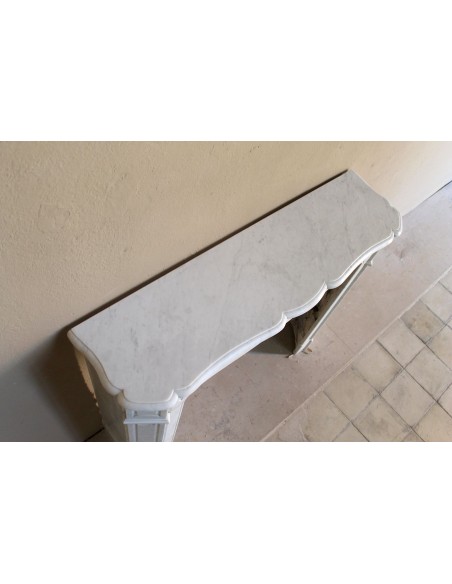 Antique Louis XV "Pompadour Plat" fireplace mantel in White Carrara marble, an iconic example of the classic Parisian style.