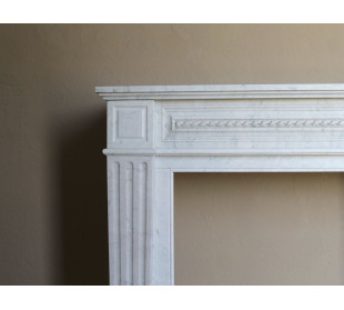 Antique Louis XVI "Cannelure Ruban" fireplace mantel in White Carrara marble, featuring an elegant Neoclassical ribbon carving. 2