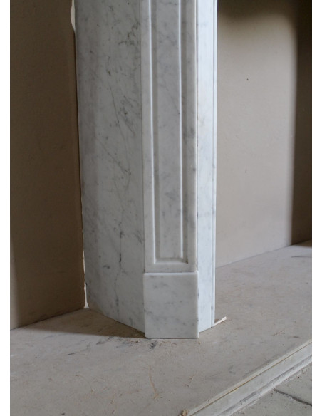Antique “Pompadour” mantel in white Carrara marble at a discounted price, on sale. A beautiful mantelpiece at a very low price.