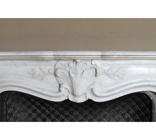 Antique Baroque “Olive Branch” fireplace mantel in white Carrara marble, with its original “Tapisserie” cast-iron insert. 2